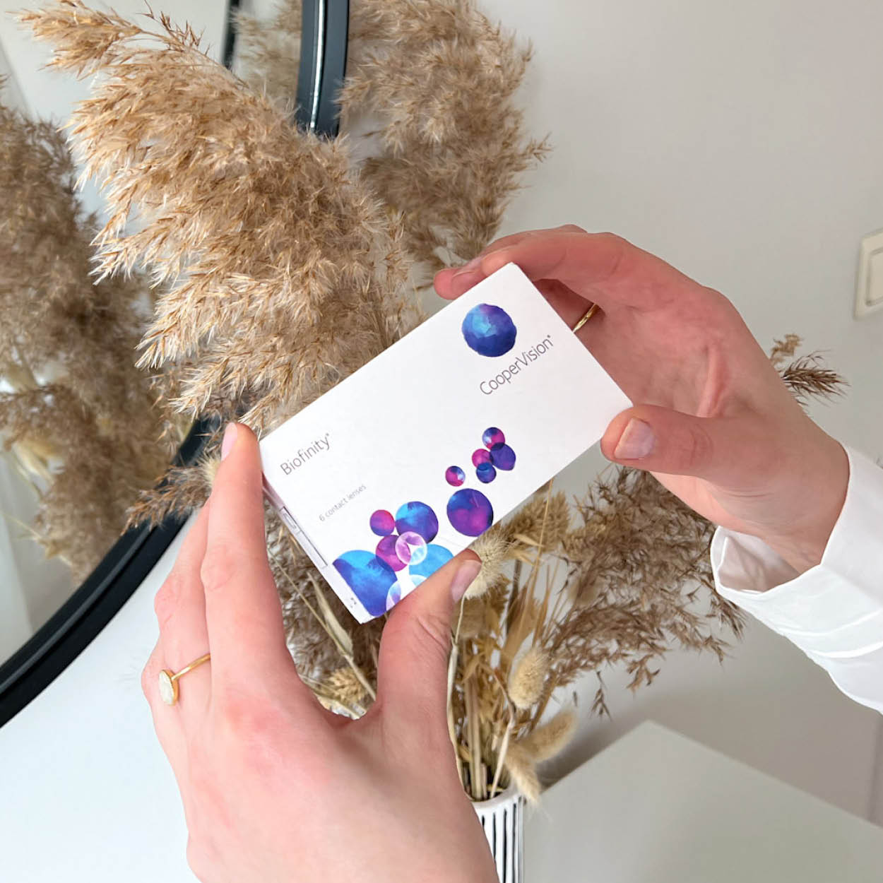 iemand houdt een doosje van biofinity vast