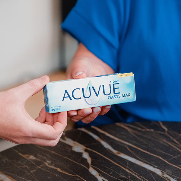 iemand houdt het doosje van acuvue oasys max vast