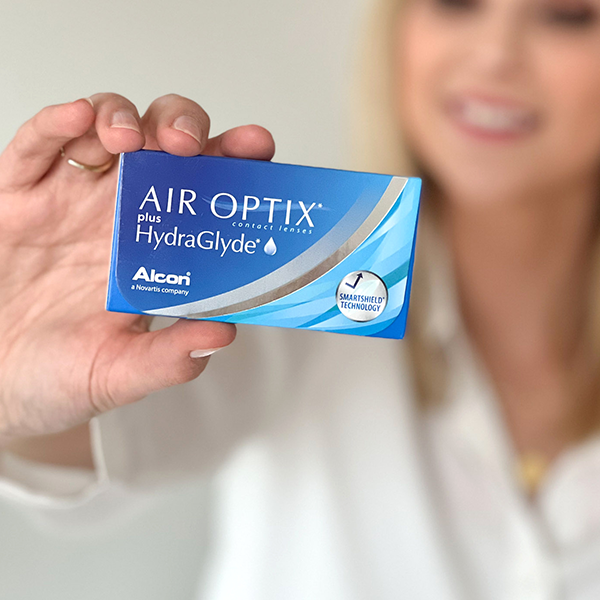 iemand houdt een doosje van Air Optix hydraglyde vast