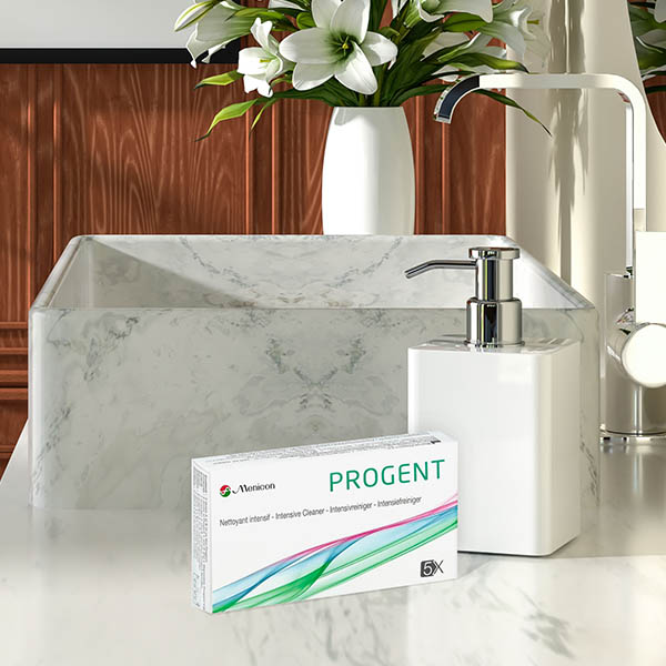 Progent die staat in de badkamer